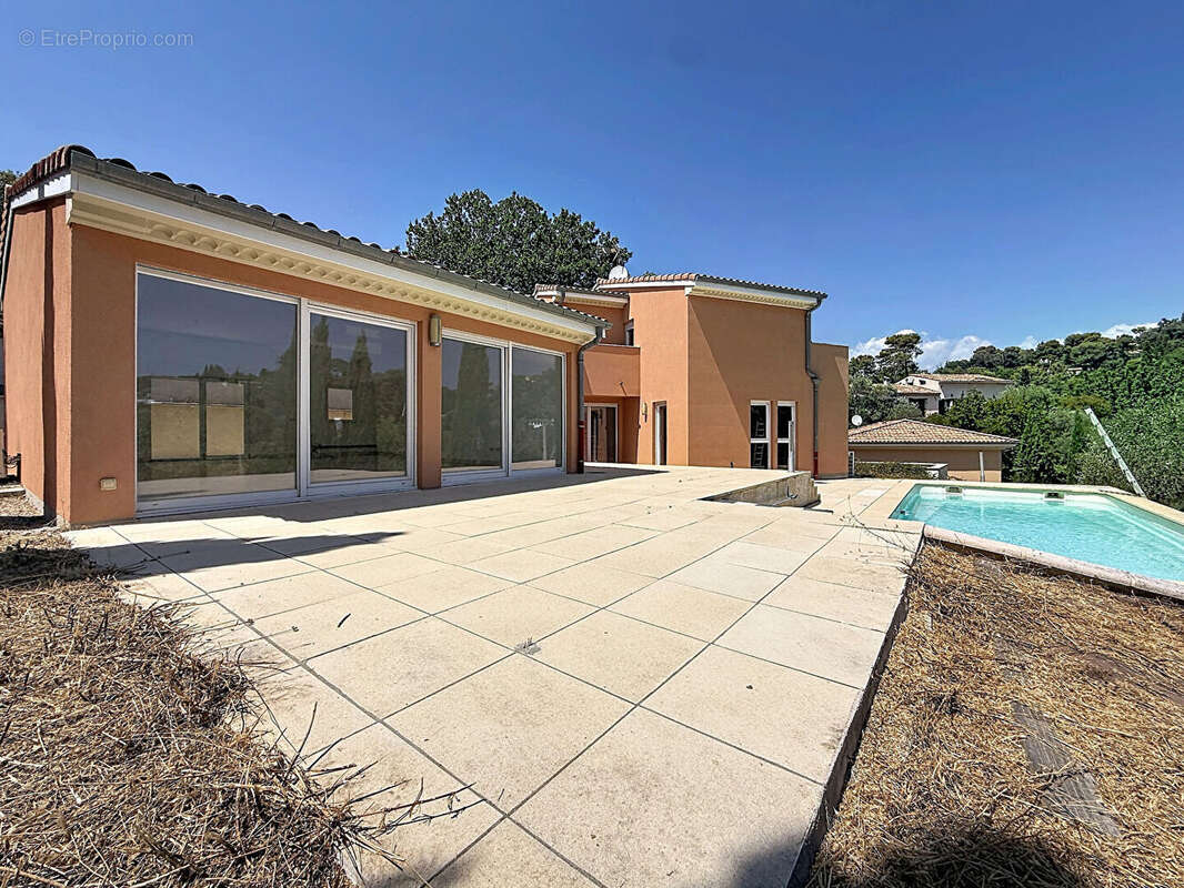 A vendre Villa Neuve à Mougins 5 pièces de 175 m² sur 1225 m² de terrain avec piscine - photo 3