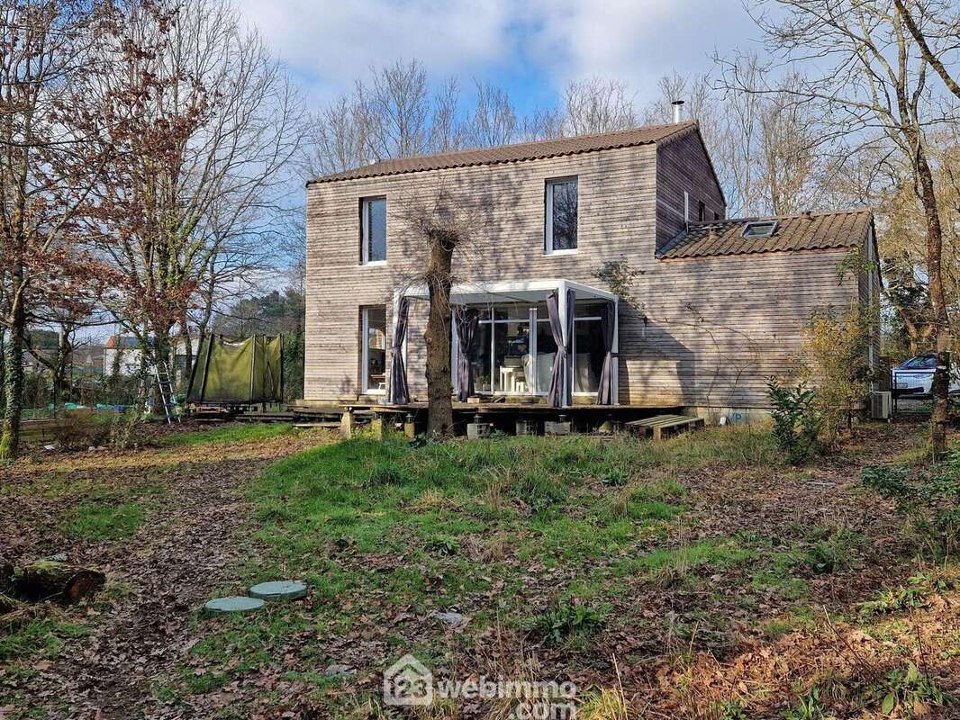 Façade arrière de la maison, côté sud. - Maison à LA ROCHE-SUR-YON