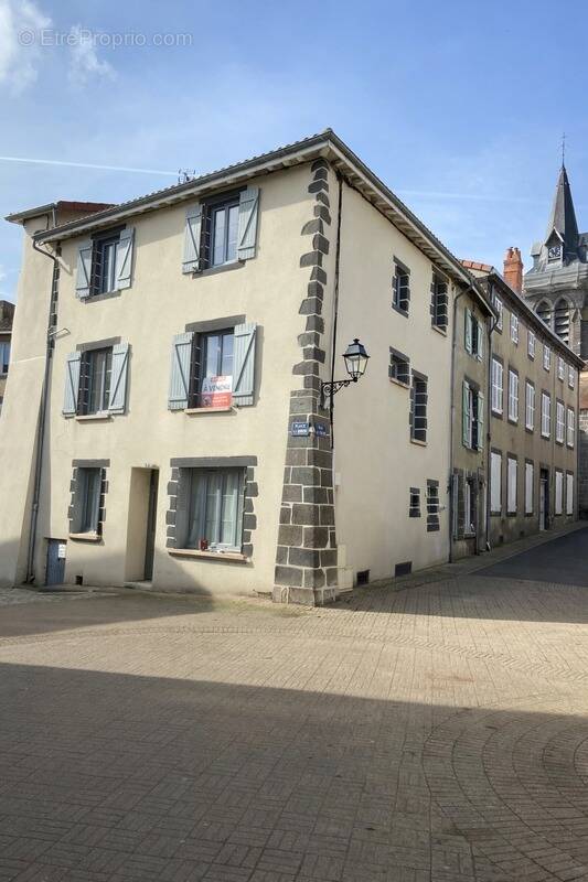 Maison à MARINGUES