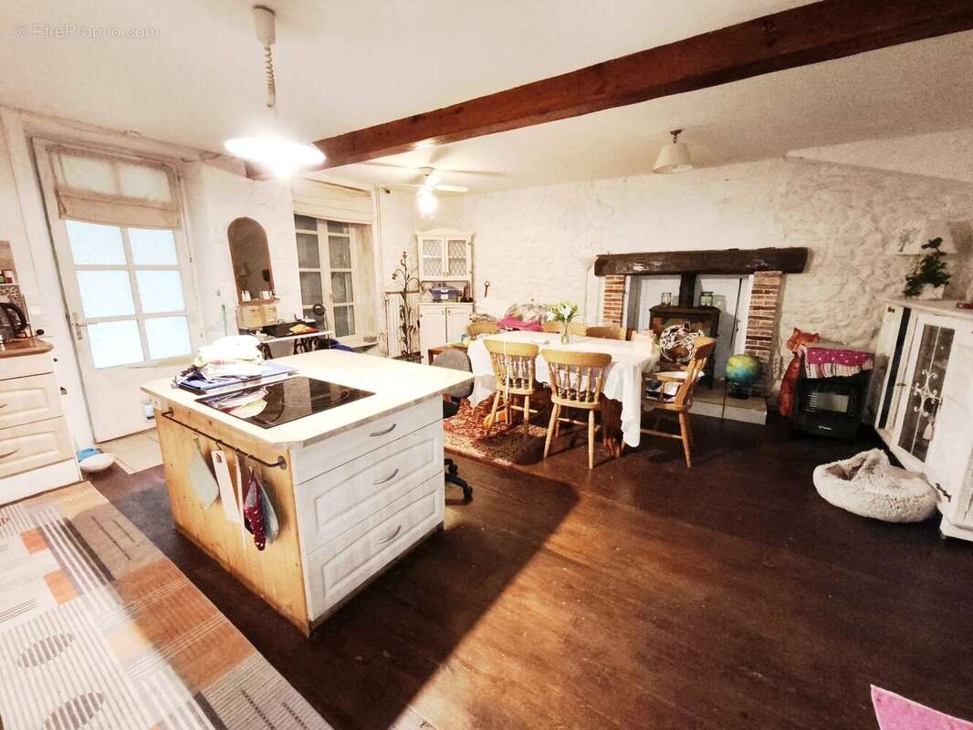 Charmante maison semi-mitoyenne avec granges, verger et plus de 5 000 m² de terrain - photo 2