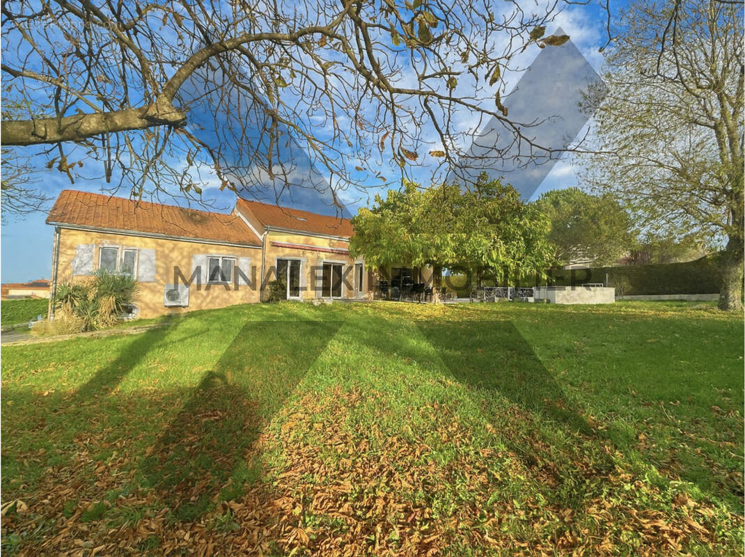 Maison à COMMELLE-VERNAY