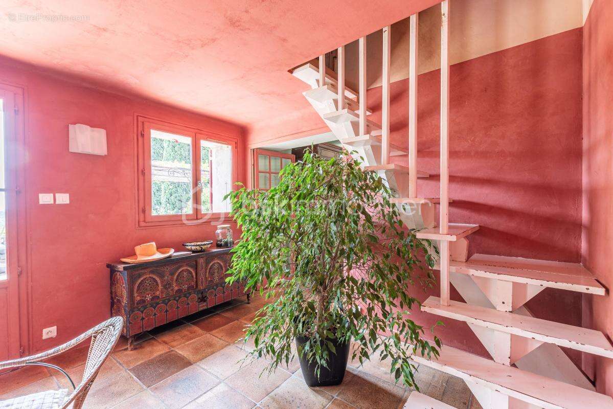 Maison à LE REVEST-LES-EAUX