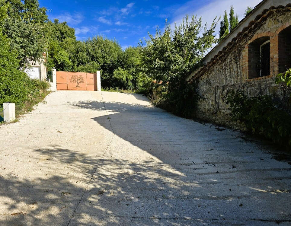 Beau terrain constructible dominant 1031m2 - Axe Nimes - Ales - photo 2