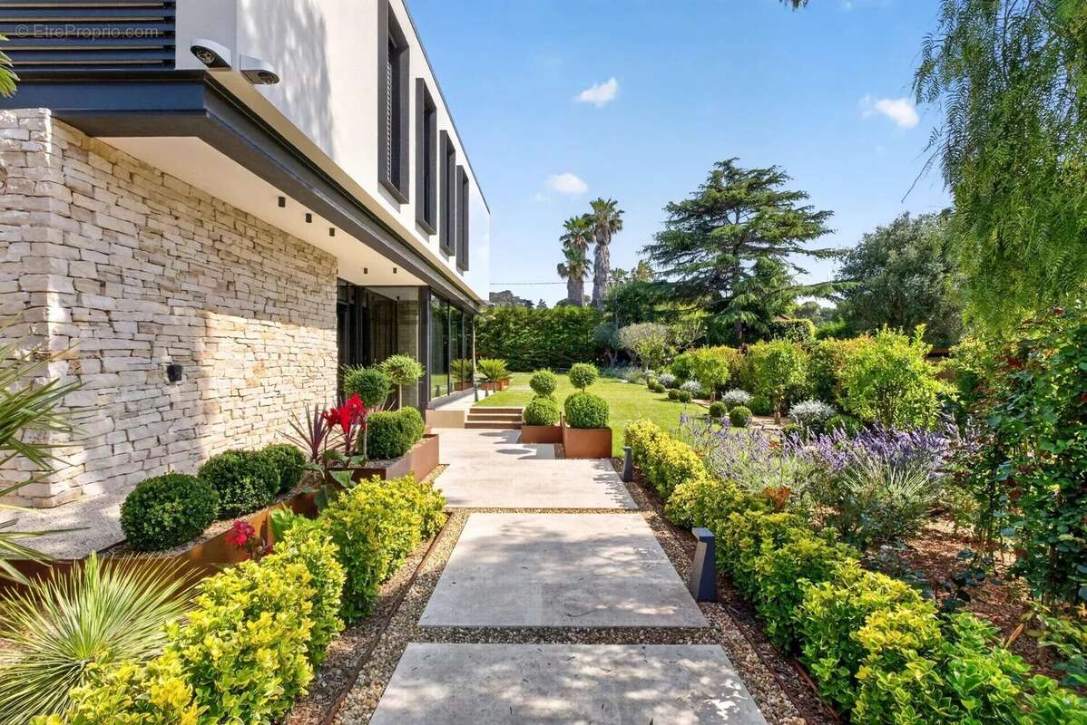 CAP D'ANTIBES- versant Ouest, villa contemporaine neuve d’exception dans un domaine privé - photo 2