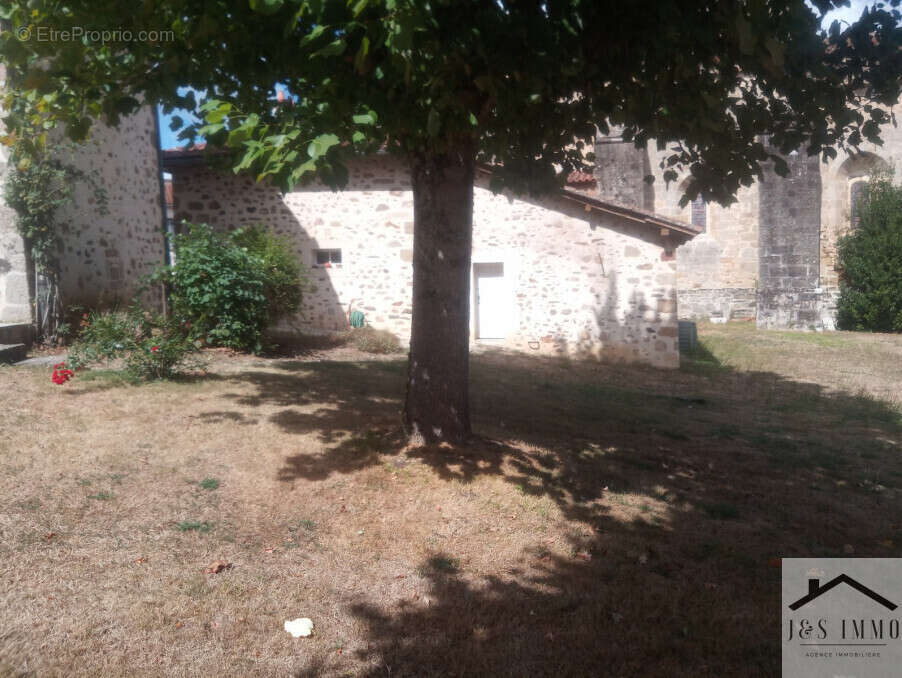 Maison à CHERVES-CHATELARS