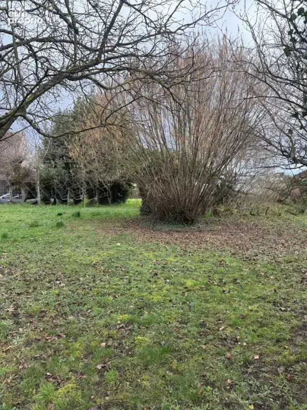 terrain à construire vendu viabilisé et tout clôturé de 740 m² - photo 3