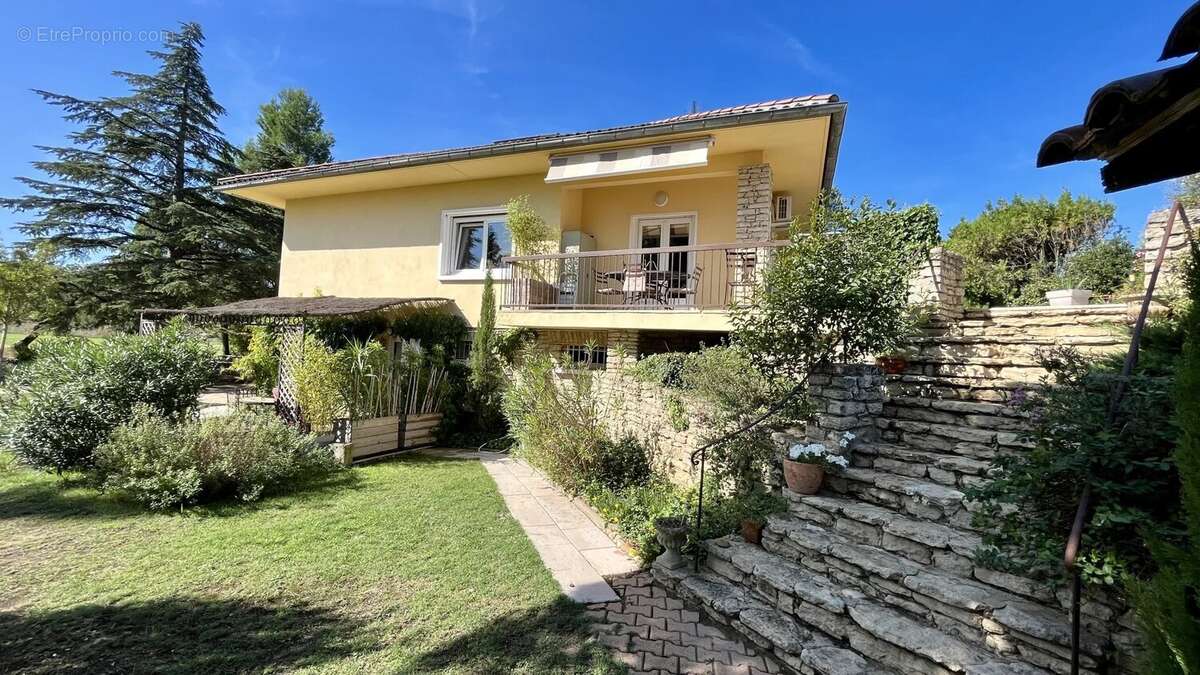 Maison à ENTRAIGUES-SUR-LA-SORGUE