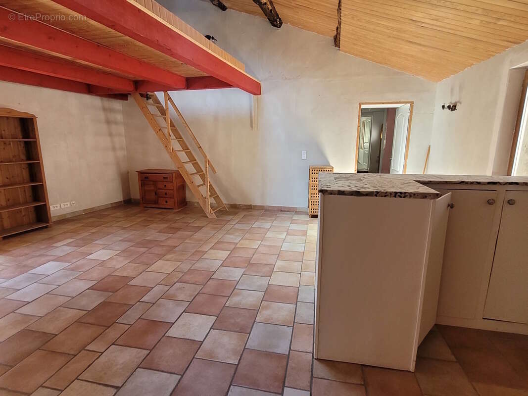 Maison en pierres de 177 m² habitables avec cour et terrasse. - photo 7