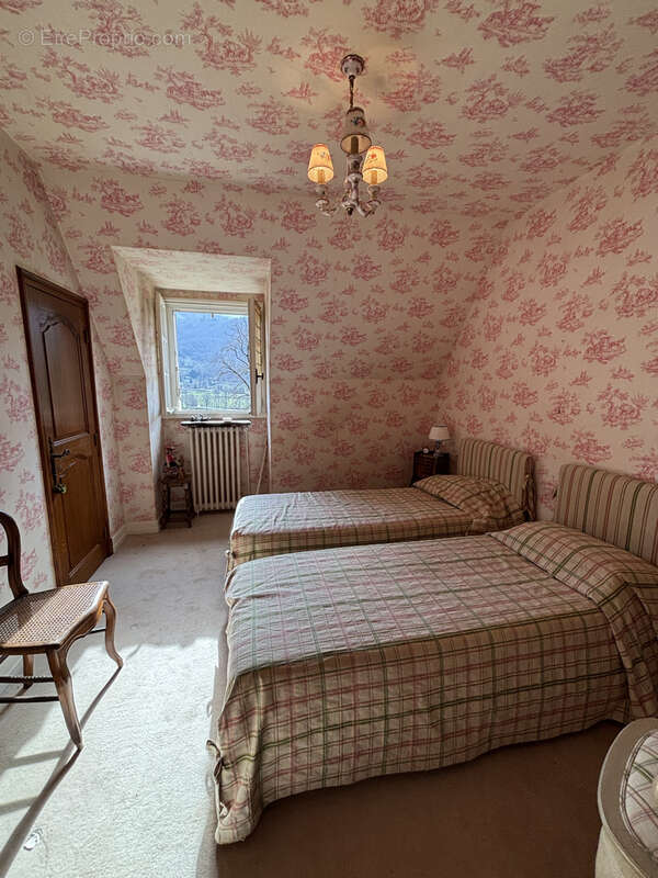 Maison à VIC-SUR-CERE