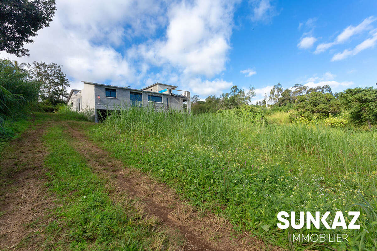 Terrain à LE TAMPON