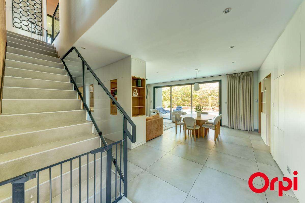 Maison  contemporaine de 180 m2 avec piscine À Vendre - photo 11