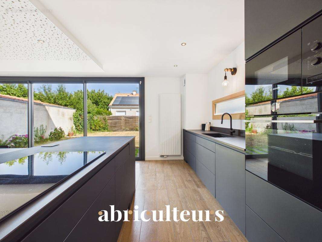 Maison familiale d'architecte de 219M2 en vente à Rezé, rue de l’Aérodrome (44400) - photo 6