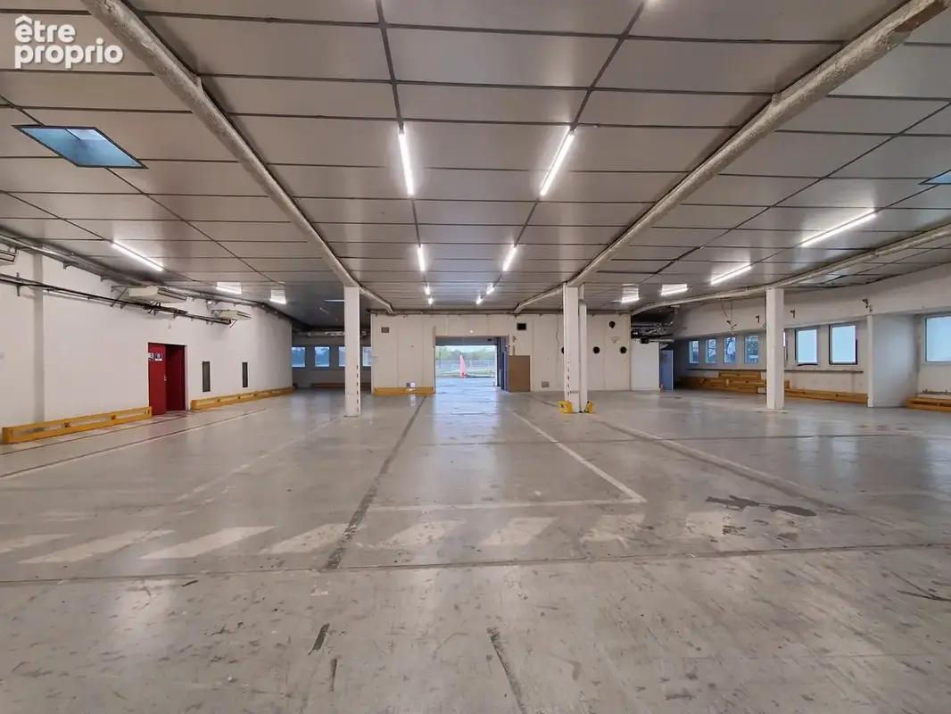 Entrepôt avec bureaux et parking - photo 1