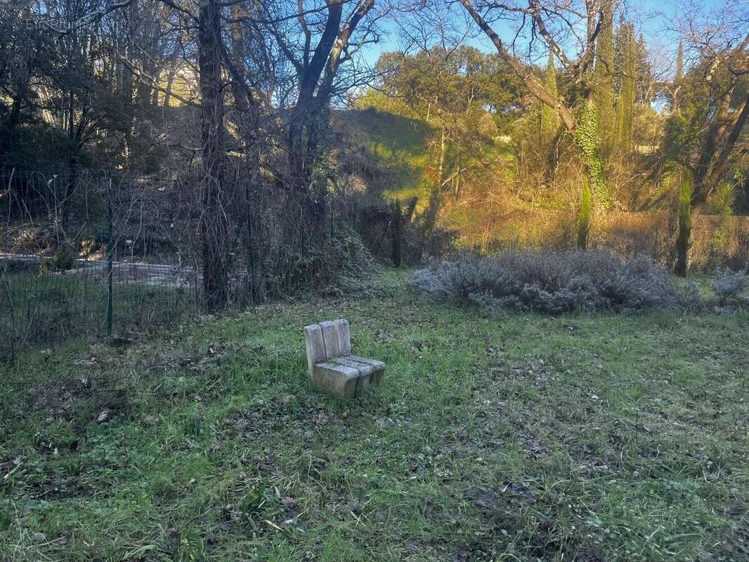 Terrain à LORGUES