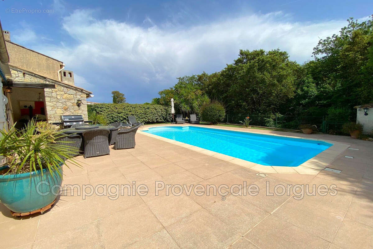 Maison à ROQUEBRUNE-SUR-ARGENS