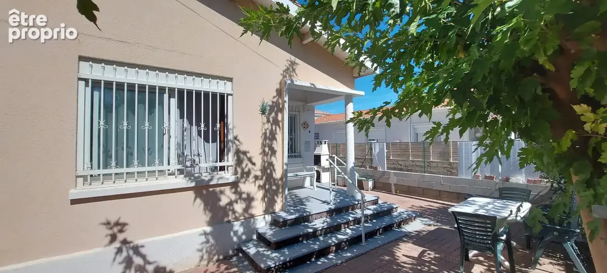 LE GRAU D' AGDE - Maison mitoyenne de type T2 à deux pas du centre et de la plage - photo 2