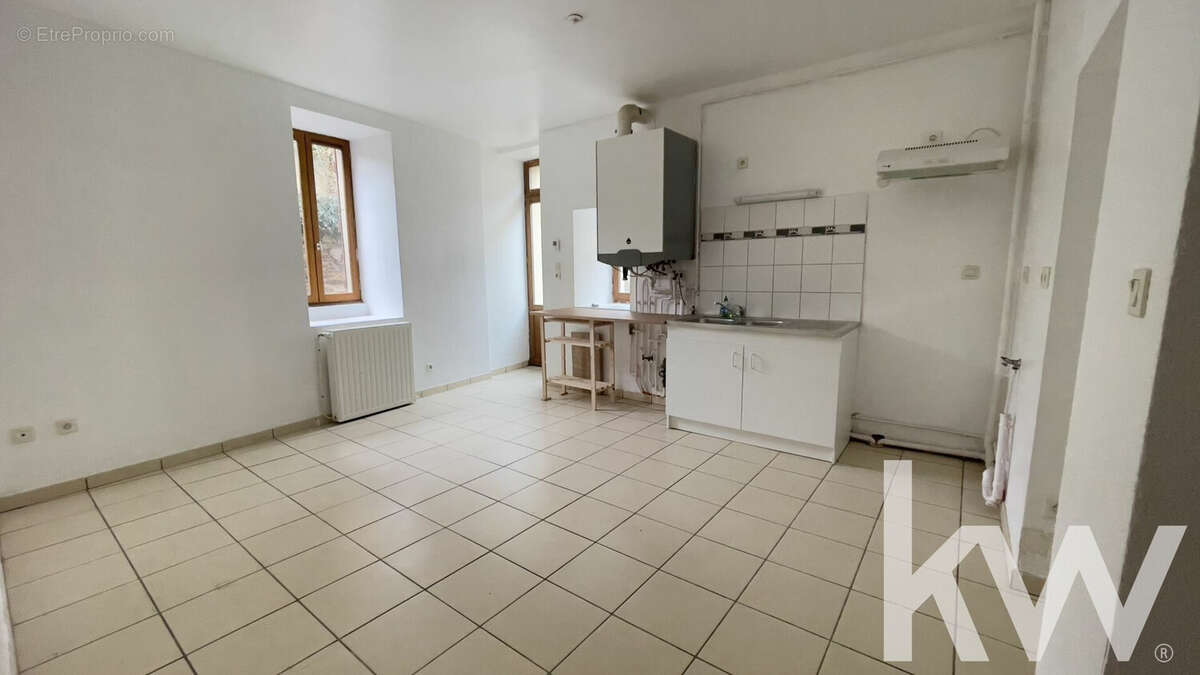 Appartement à BELLENAVES