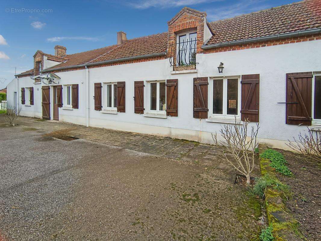 Maison à MARCILLY-EN-VILLETTE