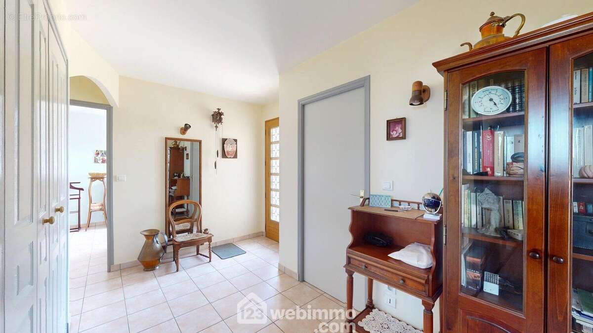 Entrée spacieuse avec grand placard - Maison à JARD-SUR-MER