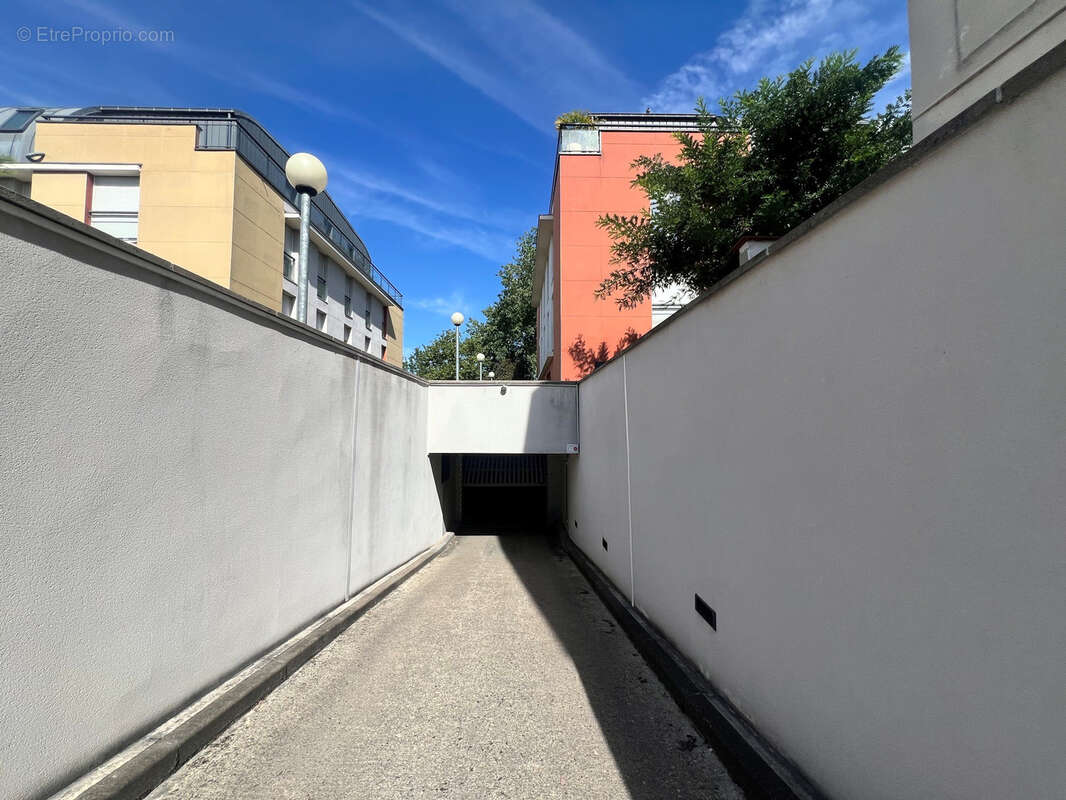 Reims residence secteur rue de cernay - opportunite - parking couvert ferme 13.15m2 - photo 5