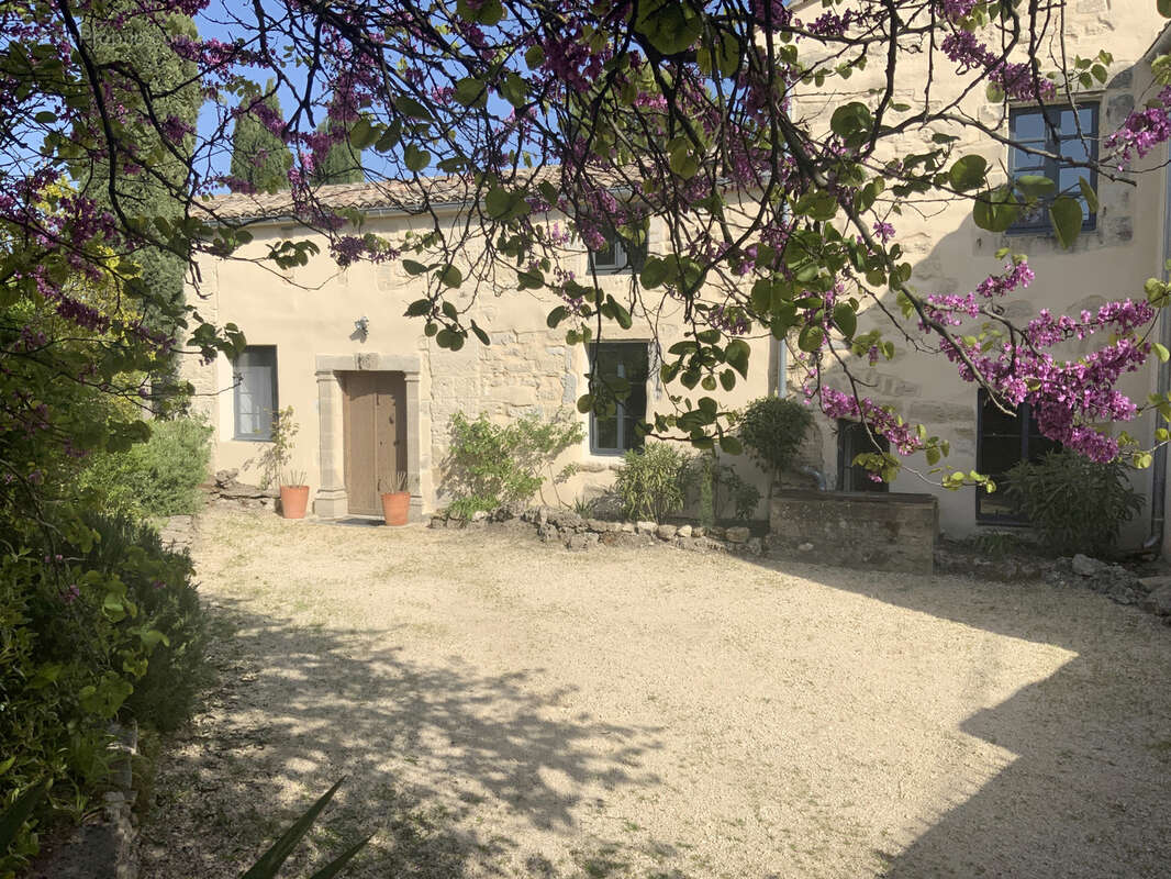 Propriété d'exception à 350 m du centre d' Uzès à pieds. - photo 3