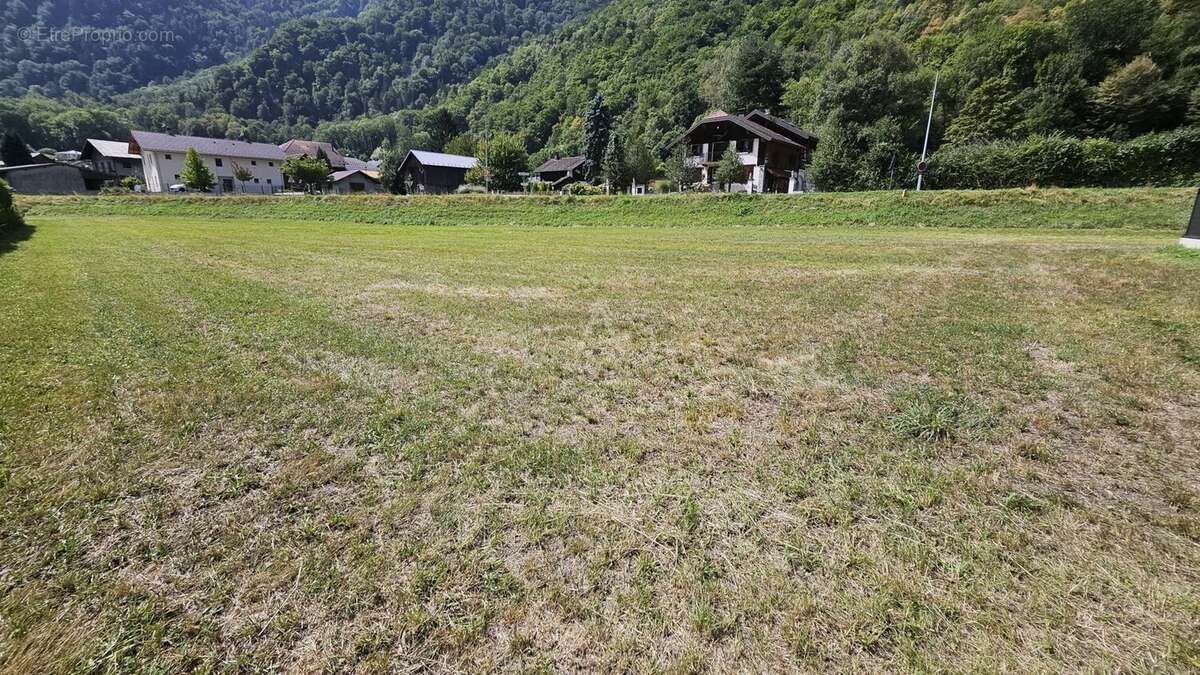 EXCLUSIVITÉ  Terrain constructible de 2 465 m² avec fort potentiel de construction - photo 5