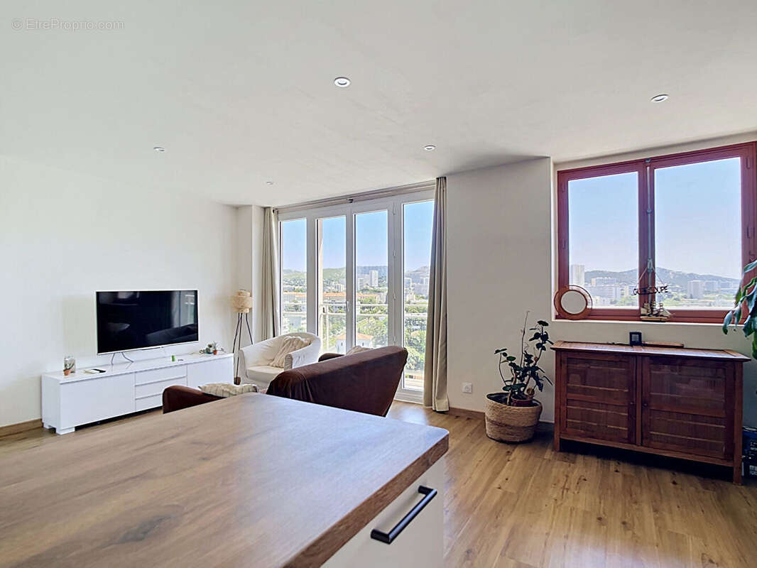 Vue PANORAMIQUE IMPRENABLE  : Appartement T3 à vendre au 12ème étage à Marseille - Quartier Michelet - photo 5
