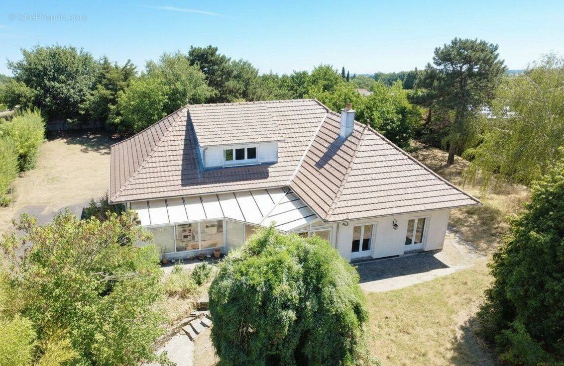 Maison de 179 m2 à Loudun , 5 chambres, grand jardin arboré, garage, vaste sous sol - photo 1