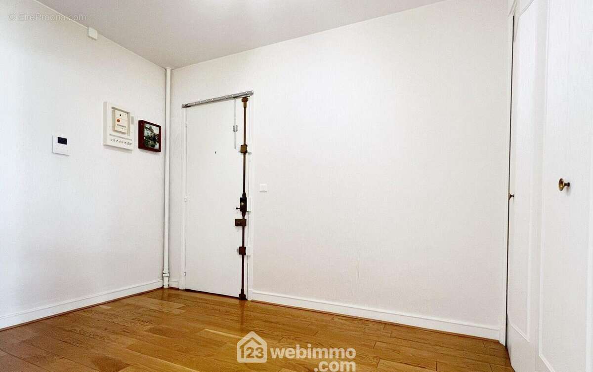 Entrée avec rangement - Appartement à FONTENAY-AUX-ROSES