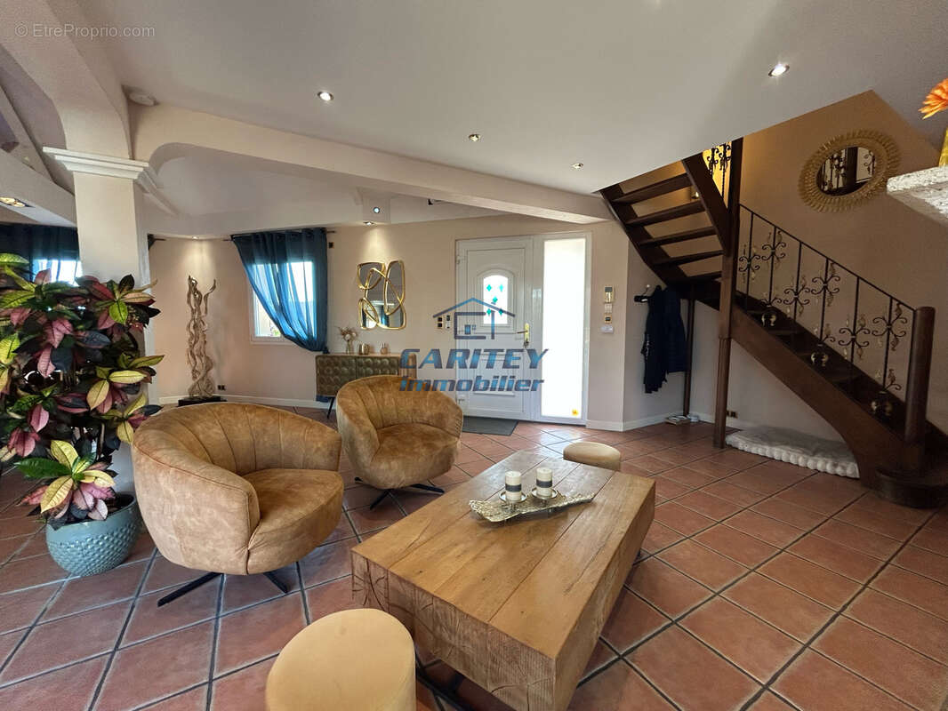 Magnifique maison de 180 m2 sur un terrain de 1753 m2 située sur la commune de ANDORNAY - photo 8