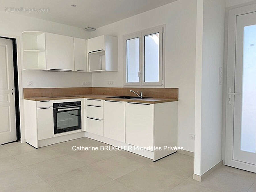 Plain pied de 114 m2 -  3 chambres- garage - grand jardin clos- quartier résidentiel - photo 3
