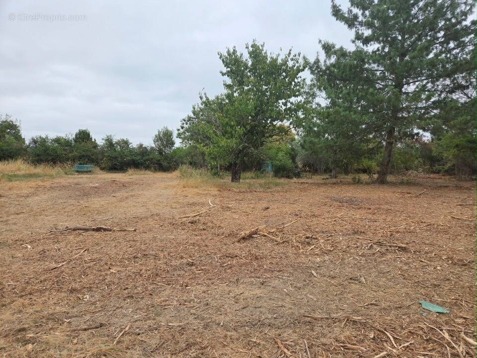 Terrain à ROQUETTES