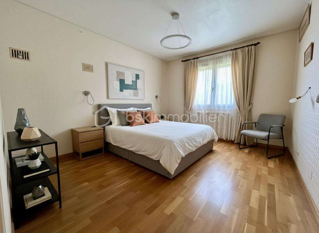 Maison 8 pièces de 180m² à VENEUX-LES-SABLONS (77250) - photo 8