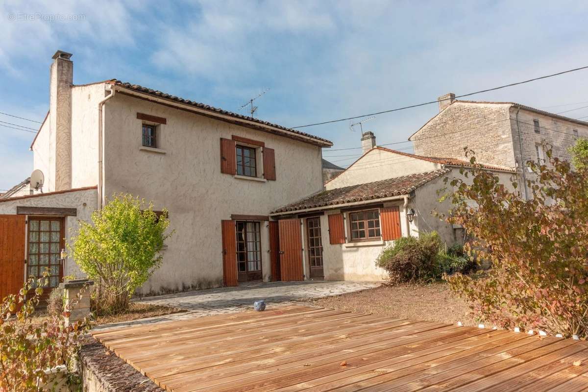 Maison à SAINT-MEME-LES-CARRIERES