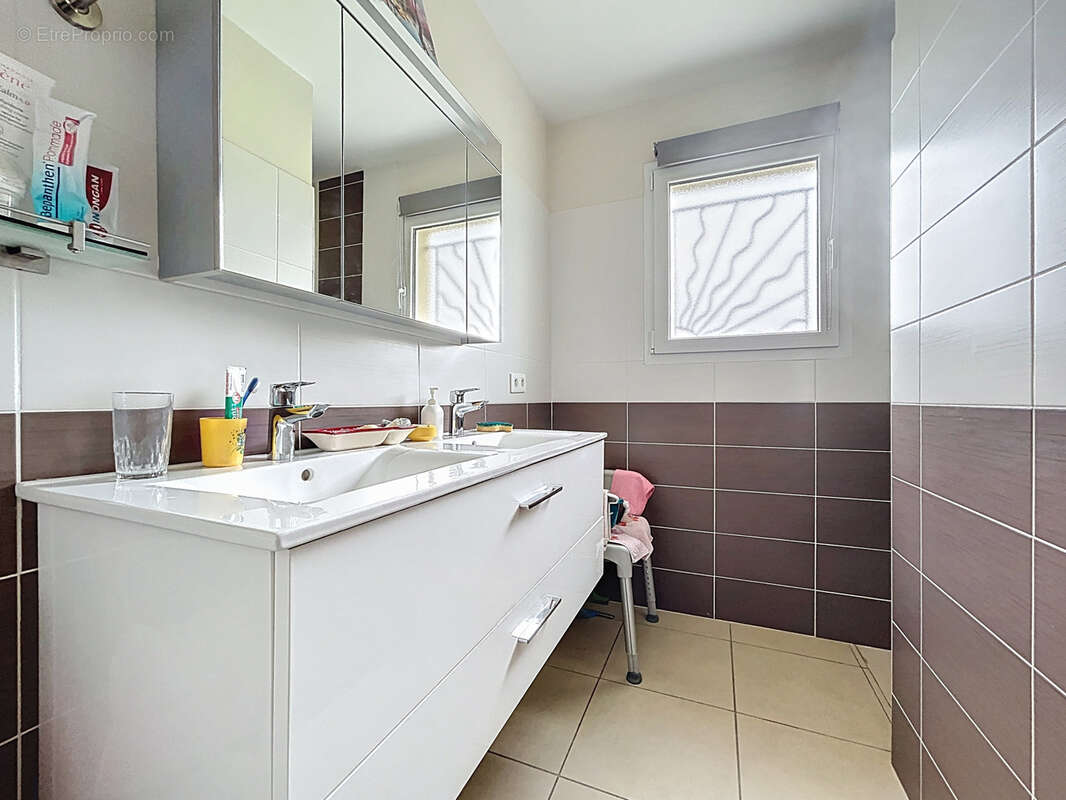 Maison à SAINT-PANTALEON-DE-LARCHE