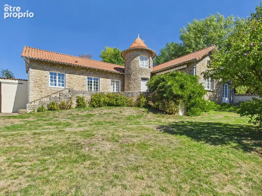 Photo Maison à Saint-Barthelemy-De-Bussiere au prix de 499 950€