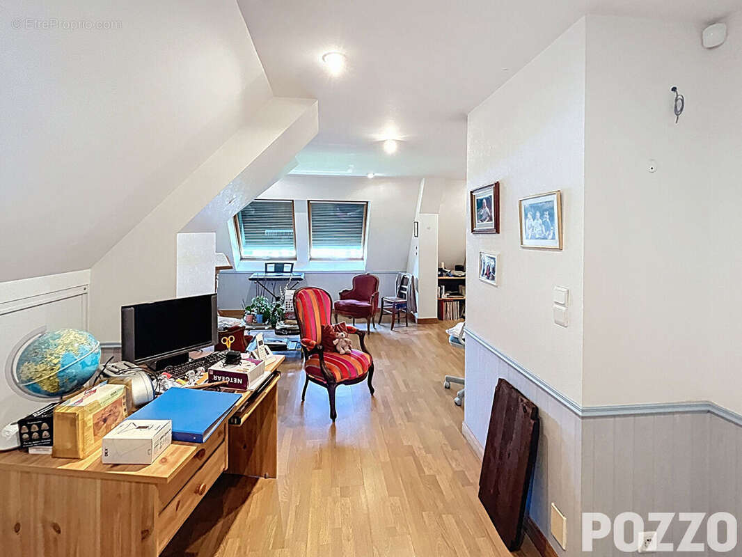 A Vendre - Élégante maison bourgeoise de 180 m² en plein coeur de Saint-Hilaire-du-Harcouët - photo 12