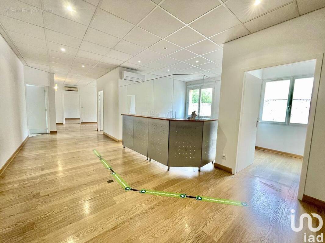 Photo 1 - Commerce à LUNEL