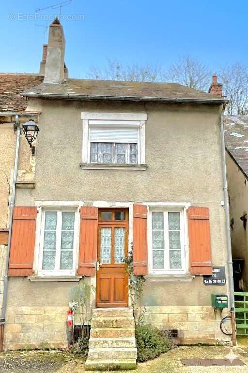 Maison de village et son jardin au pied du vieux château – Moulins-Engilbert - photo 2