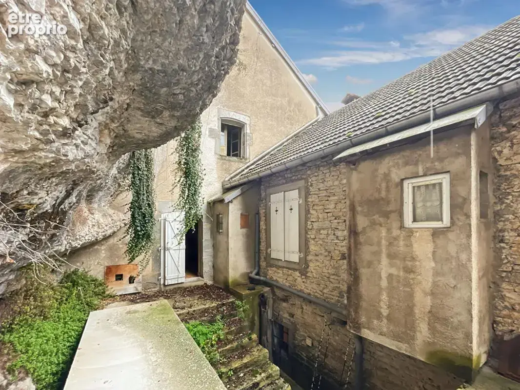 Port-Lesney - Maison en pierre de caractère - 215 m² habitables - 8 pièces - 3 chambres- Terrain 944 m² - photo 6