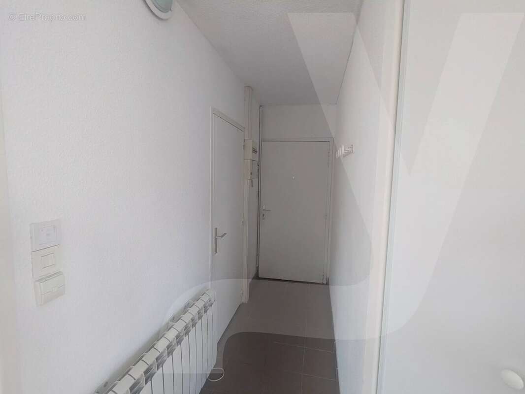 Studio de 19 m² avec balcon exposé sud-ouest, accompagné de deux places de parking, situé Avenue du Parc de Procé. - photo 7