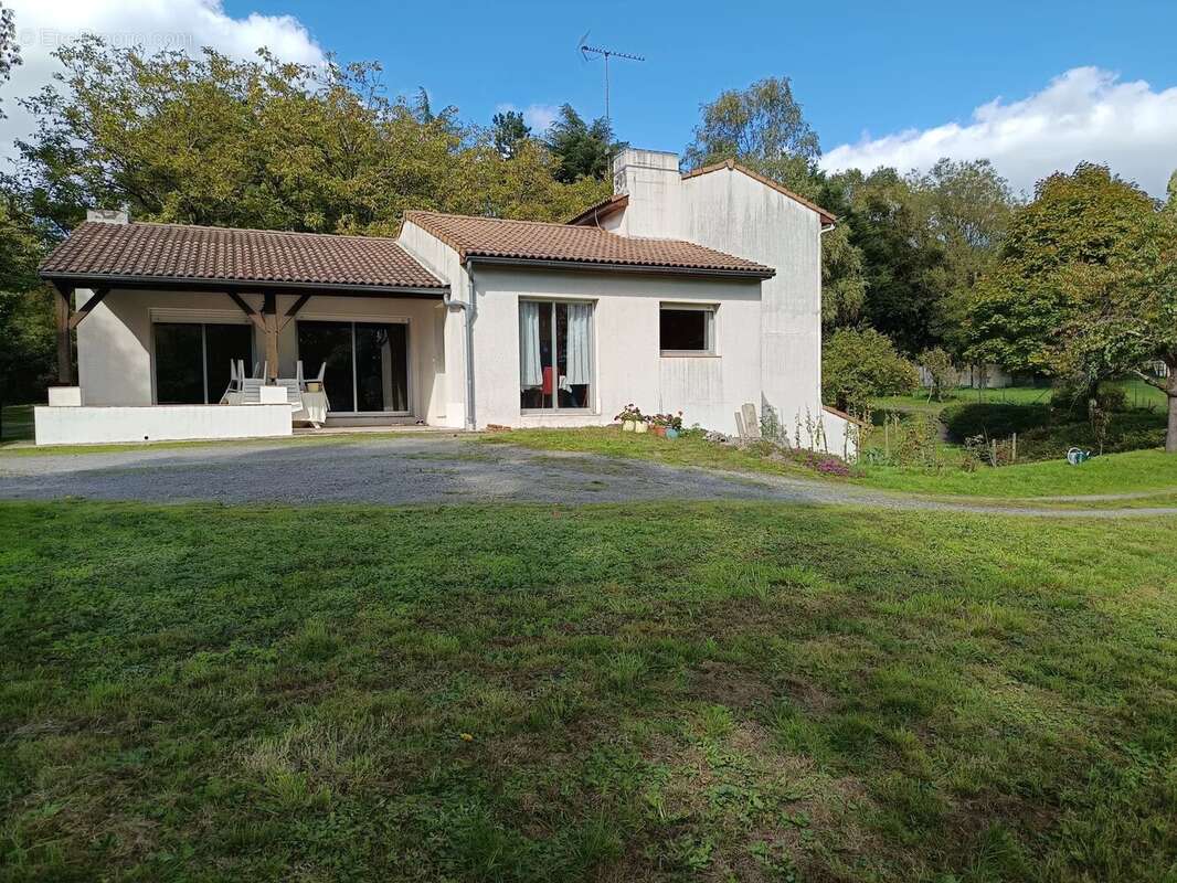 Maison à MONCOUTANT