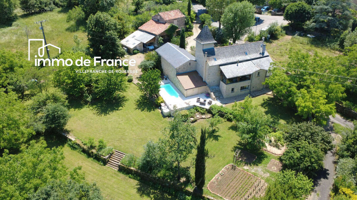 Propriété Villefranche de Rouergue, 168 m², 4 chambres, nombreuses dépendances sur 3816 m² de terrain clos attenant - photo 3