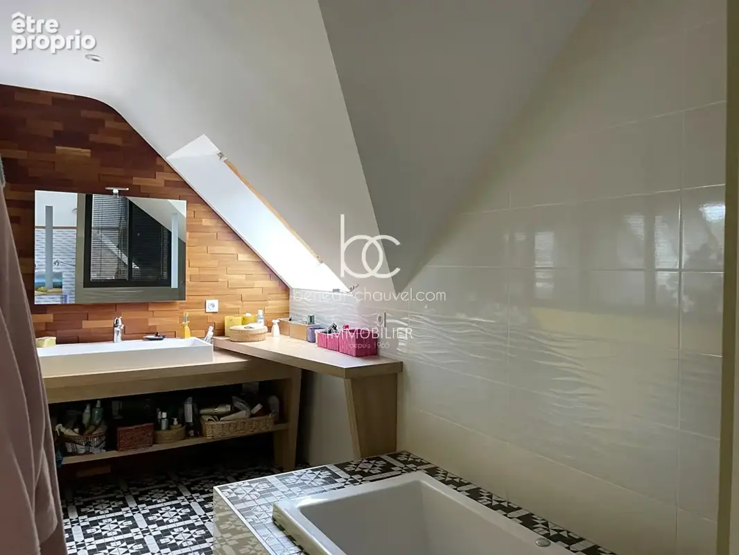 SARZEAU - Maison 6 pièces avec jardin arboré ! - photo 9