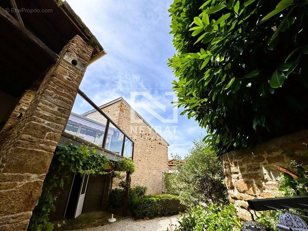 Une maison en pierre pleine de charme, avec sa terrasse suspendue, son jardin intime et ses nombreuses dépendances - photo 16