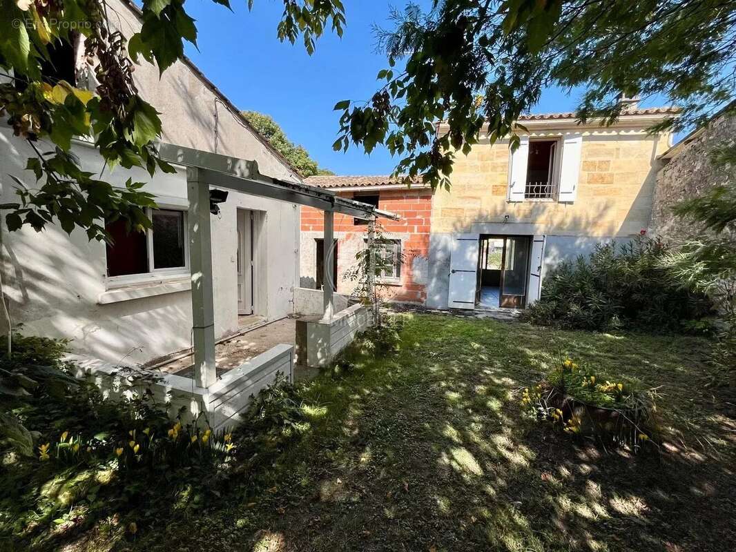 Maison à PETIT-PALAIS-ET-CORNEMPS