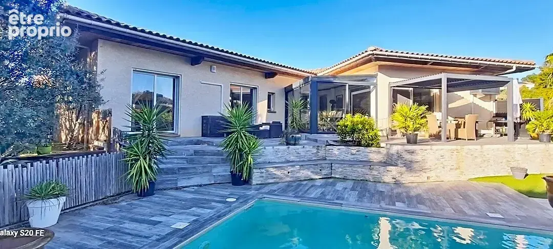 Villa spacieuse de 168m2 avec une piscine s'étendant sur 851m2 de terrain - photo 2