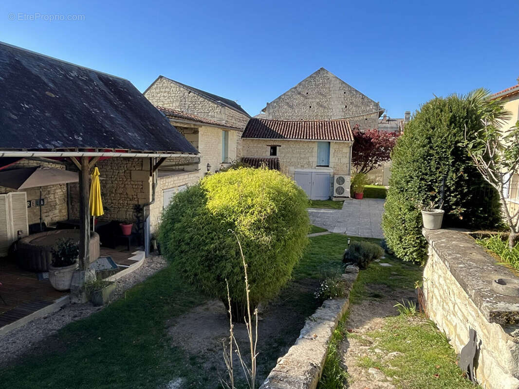 Maison à MONTS-SUR-GUESNES