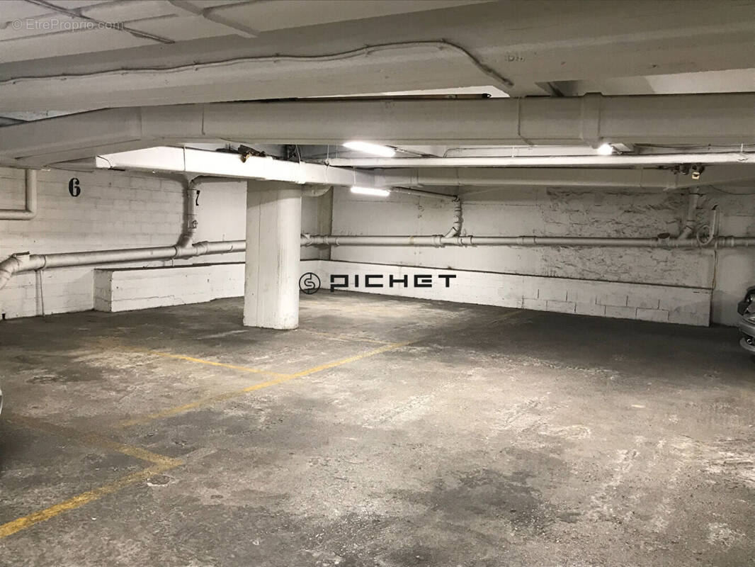 Parking à PARIS-15E