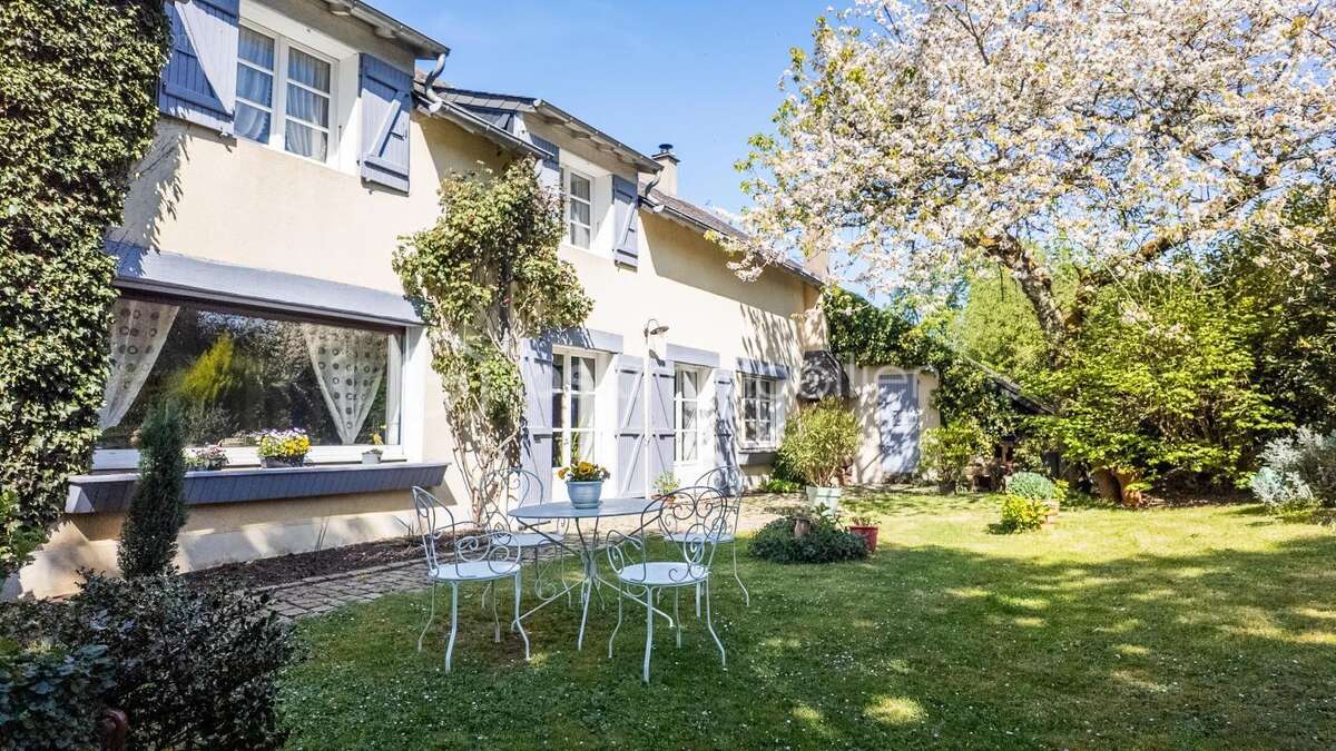 Joyau résidentiel à Fourchambault : Propriété familiale avec charme intemporel et élégance rustique de l’aménagement - photo 2